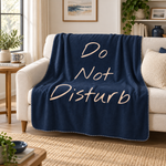Do Not Disturb Navy Blue Polar Tv Battaniyesi — Ev sahnesi