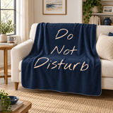 Do Not Disturb Navy Blue Polar Tv Battaniyesi — Ev sahnesi