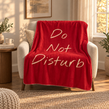 Do Not Disturb Burgundy Polar Tv Battaniyesi — Ev sahnesi