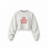 5AM Is for Afterparty Not for Running oversize crop sweatshirt – Beyaz – ön görünüm