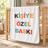 Kişiye özel polar bebek battaniyesi — bebek odasında farklı açı