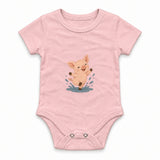 Piglet splashing in a tiny isolated puddle Zıbın — Pembe — ön görünüm