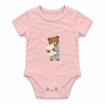 Bear in striped pajamas holding a pillow Zıbın — Pembe — ön görünüm