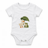 Duck and frog sharing a leaf umbrella Zıbın — Beyaz — ön görünüm