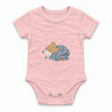 Sleeping teddy bear with a dusty blue knitted blanket Zıbın — Pembe — ön görünüm