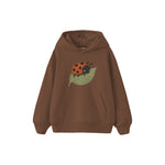 Ladybird resting on one leaf Çocuk Hoodie — Kahverengi — ön görünüm