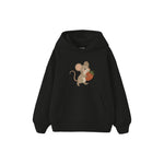 Small mouse carrying a strawberry Çocuk Hoodie — Siyah — ön görünüm