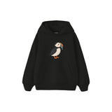 Puffin with a tiny fish Çocuk Hoodie — Siyah — ön görünüm
