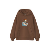 Dog surfing on a small wave Çocuk Hoodie — Kahverengi — ön görünüm