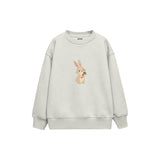 Rabbit holding a tiny carrot Çocuk Sweatshirt — Beyaz — ön görünüm