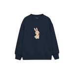 Rabbit holding a tiny carrot Çocuk Sweatshirt — Lacivert — ön görünüm