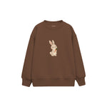 Rabbit holding a tiny carrot Çocuk Sweatshirt — Kahverengi — ön görünüm