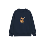 Fawn looking at a butterfly Çocuk Sweatshirt — Lacivert — ön görünüm