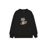 Raccoon washing a berry Çocuk Sweatshirt — Siyah — ön görünüm