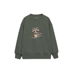Raccoon washing a berry Çocuk Sweatshirt — Antrasit — ön görünüm