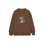 Raccoon washing a berry Çocuk Sweatshirt — Kahverengi — ön görünüm