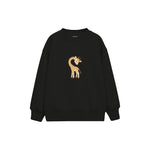 Baby giraffe bending its neck in a heart curve Çocuk Sweatshirt — Siyah — ön görünüm