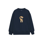 Baby giraffe bending its neck in a heart curve Çocuk Sweatshirt — Lacivert — ön görünüm