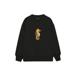 Seahorse curled around a sprig Çocuk Sweatshirt — Siyah — ön görünüm