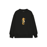 Seahorse curled around a sprig Çocuk Sweatshirt — Siyah — ön görünüm