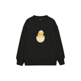 Chick peeking from an eggshell Çocuk Sweatshirt — Siyah — ön görünüm