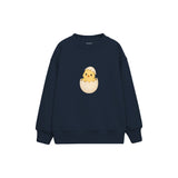 Chick peeking from an eggshell Çocuk Sweatshirt — Lacivert — ön görünüm