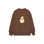 Chick peeking from an eggshell Çocuk Sweatshirt — Kahverengi — ön görünüm