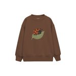 Ladybird resting on one leaf Çocuk Sweatshirt — Kahverengi — ön görünüm