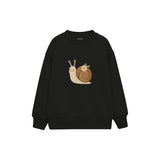 Snail with a tiny flower on shell Çocuk Sweatshirt — Siyah — ön görünüm