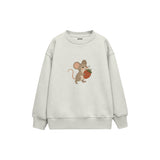 Small mouse carrying a strawberry Çocuk Sweatshirt — Beyaz — ön görünüm