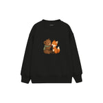 Bear and fox sharing one berry Çocuk Sweatshirt — Siyah — ön görünüm