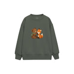Bear and fox sharing one berry Çocuk Sweatshirt — Antrasit — ön görünüm
