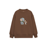 Elephant and mouse exchanging a flower Çocuk Sweatshirt — Kahverengi — ön görünüm