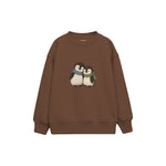 Two penguin chicks leaning together Çocuk Sweatshirt — Kahverengi — ön görünüm