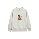 Bear skateboarding in rust striped overalls Çocuk Sweatshirt — Beyaz — ön görünüm