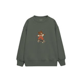Bear skateboarding in rust striped overalls Çocuk Sweatshirt — Antrasit — ön görünüm