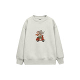 Elephant riding a vintage red scooter Çocuk Sweatshirt — Beyaz — ön görünüm