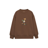 Giraffe on a kick scooter with a scarf Çocuk Sweatshirt — Kahverengi — ön görünüm
