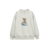 Dog surfing on a small wave Çocuk Sweatshirt — Beyaz — ön görünüm