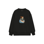Dog surfing on a small wave Çocuk Sweatshirt — Siyah — ön görünüm
