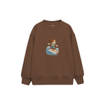 Dog surfing on a small wave Çocuk Sweatshirt — Kahverengi — ön görünüm