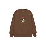 Penguin on a longboard wearing a beanie Çocuk Sweatshirt — Kahverengi — ön görünüm