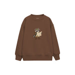 Raccoon reading a large map Çocuk Sweatshirt — Kahverengi — ön görünüm