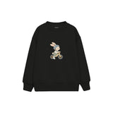 Rabbit riding a balance bike Çocuk Sweatshirt — Siyah — ön görünüm