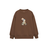 Rabbit riding a balance bike Çocuk Sweatshirt — Kahverengi — ön görünüm