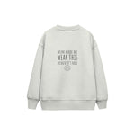 Mum Made Me Wear This Çocuk Sweatshirt — Beyaz — arka görünüm