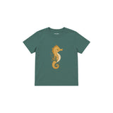 Seahorse curled around a sprig Çocuk Tişört — Yeşil — ön görünüm