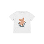 Piglet splashing in a tiny isolated puddle Çocuk Tişört — Beyaz — ön görünüm