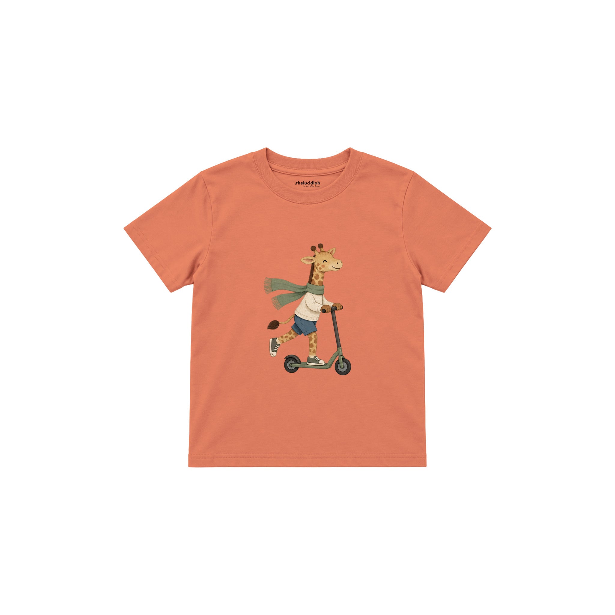 Giraffe on a kick scooter with a scarf Çocuk Tişört — Somon — ön görünüm