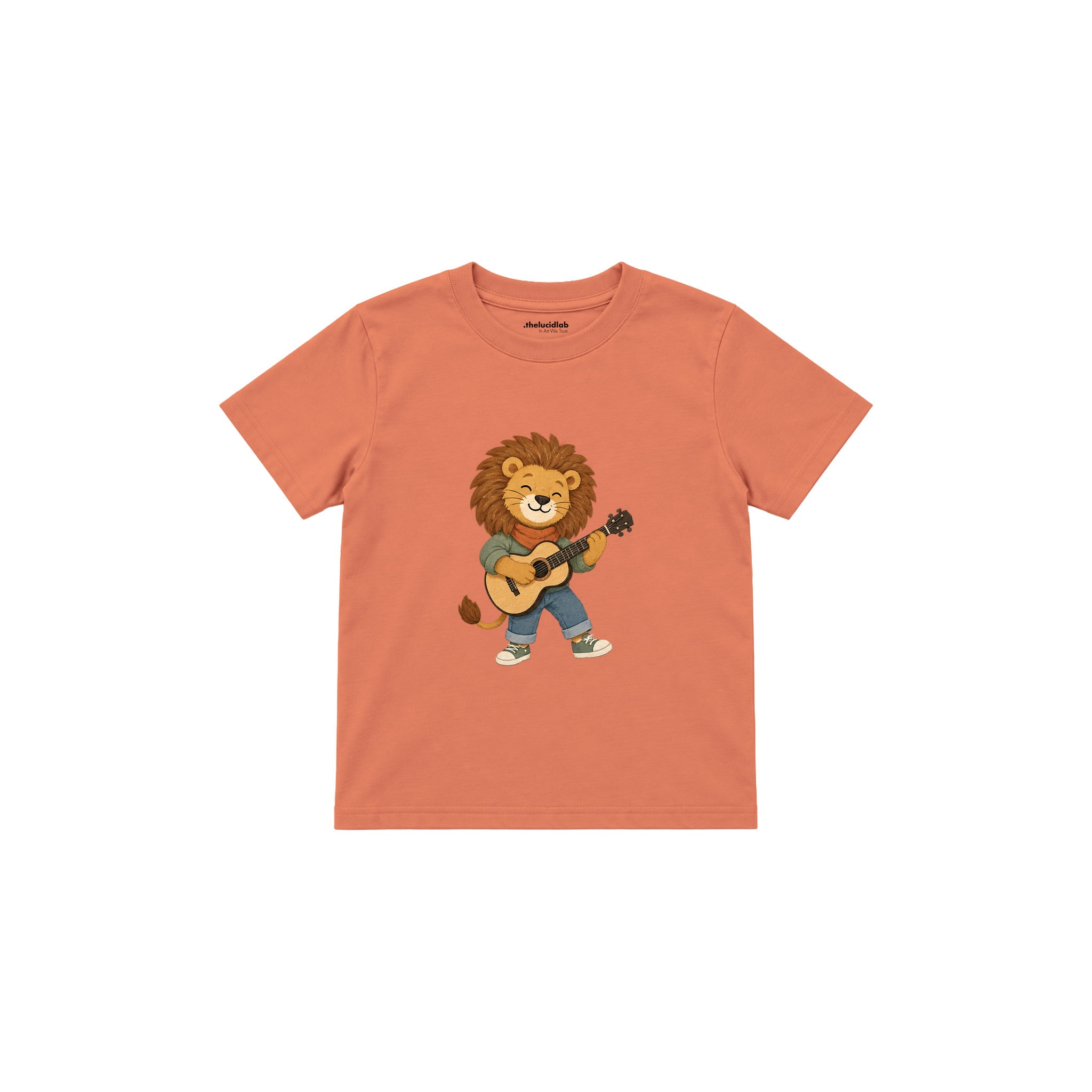 Lion playing a tiny acoustic guitar Çocuk Tişört — Somon — ön görünüm